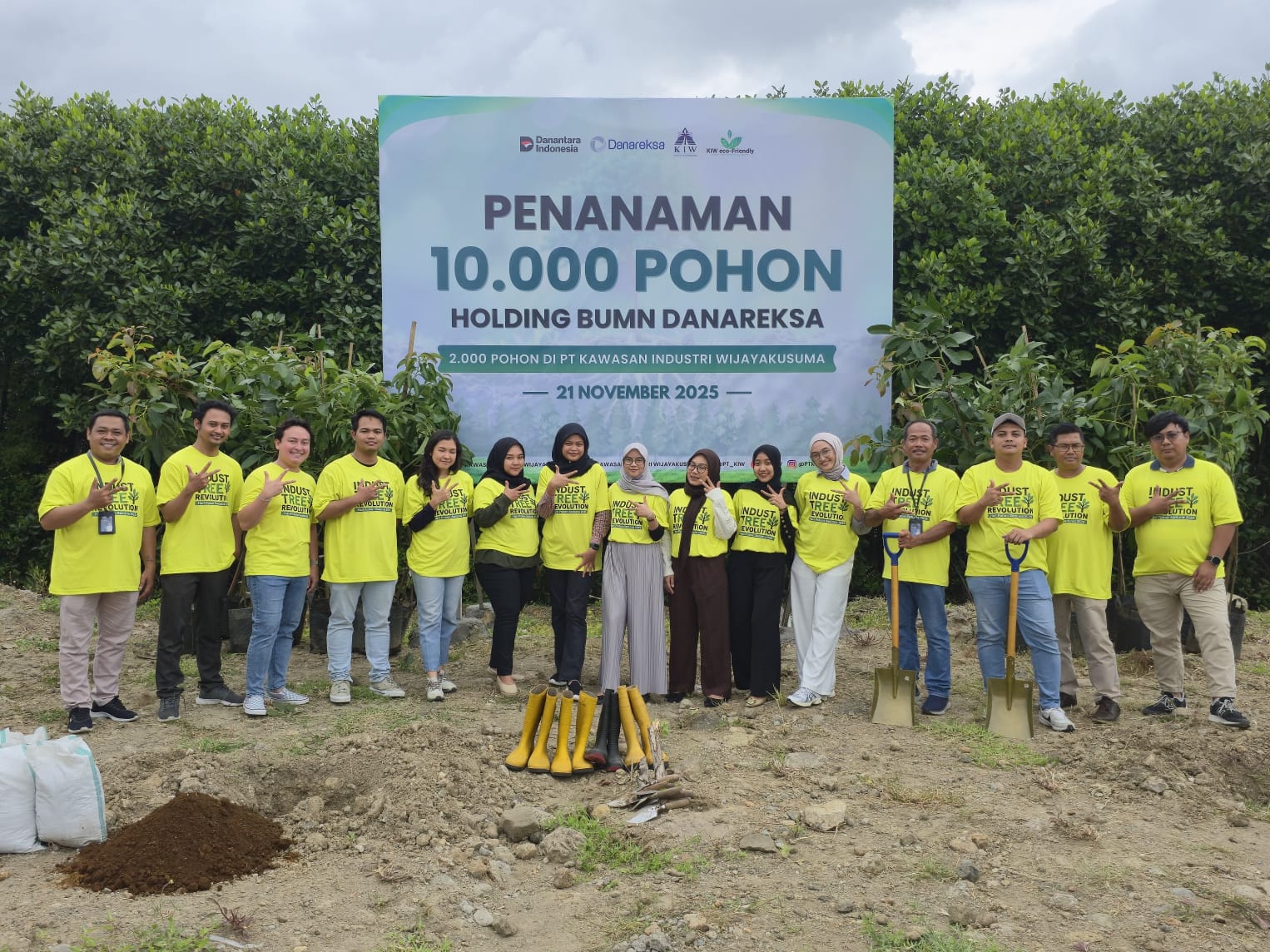 Program Penghijauan Holding Danareksa dalam Rangka Hari Pohon Sedunia (di wilayah Kelurahan Karanganyar & Randugarut) Tahun 2025