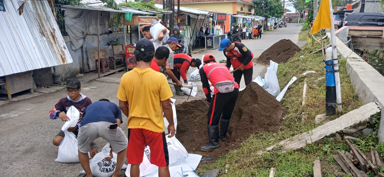 Bantuan Pasir untuk Penahan Saluran Air di Wliayah Kelurahan Karanganyar Tahun 2025
