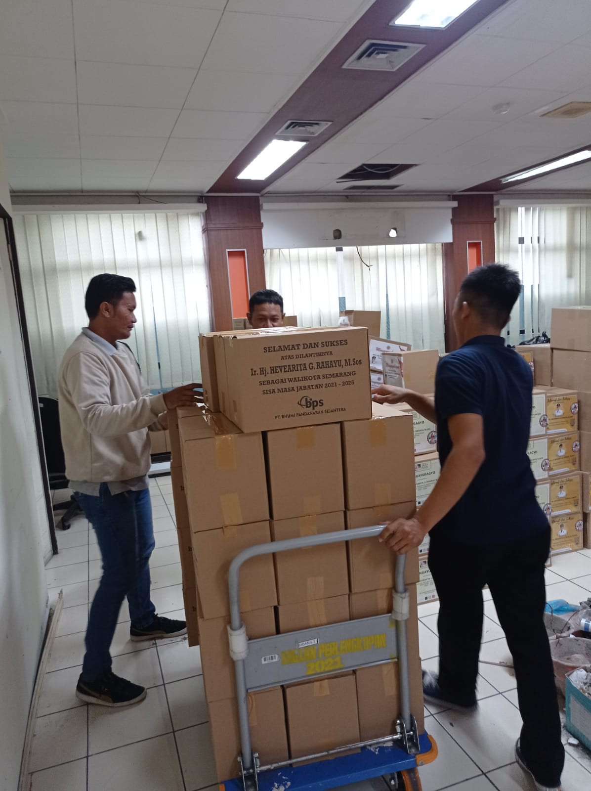 Penyaluran bantuan untuk korban banjir di Semarang