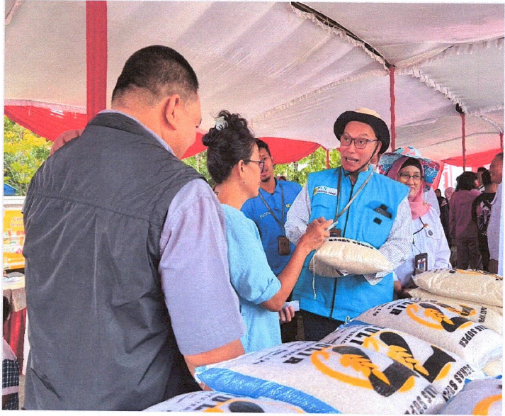 PROGRAM PEMBINAAN HUBUNGAN MASYARAKAT BANTUAN PASAR SEMBAKO MURAH DI KECAMATAN SEMARANG UTARA.