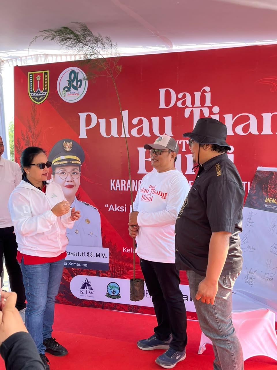 Bersih-Bersih dan Penanaman Pohon Cemara laut